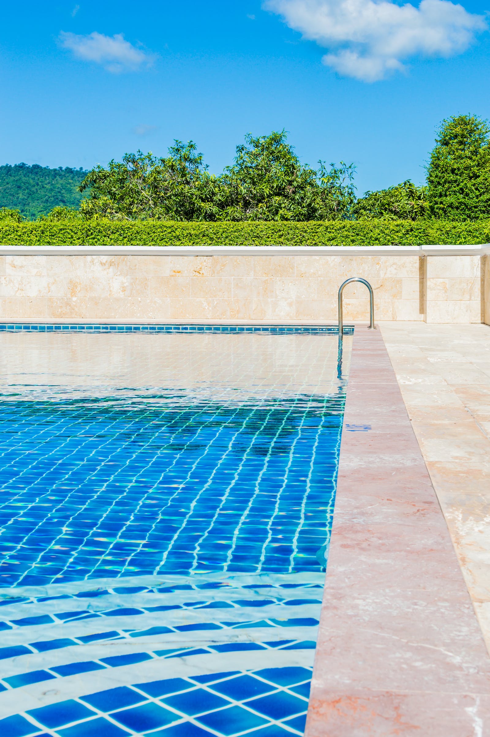 How to Service a Swimming Pool